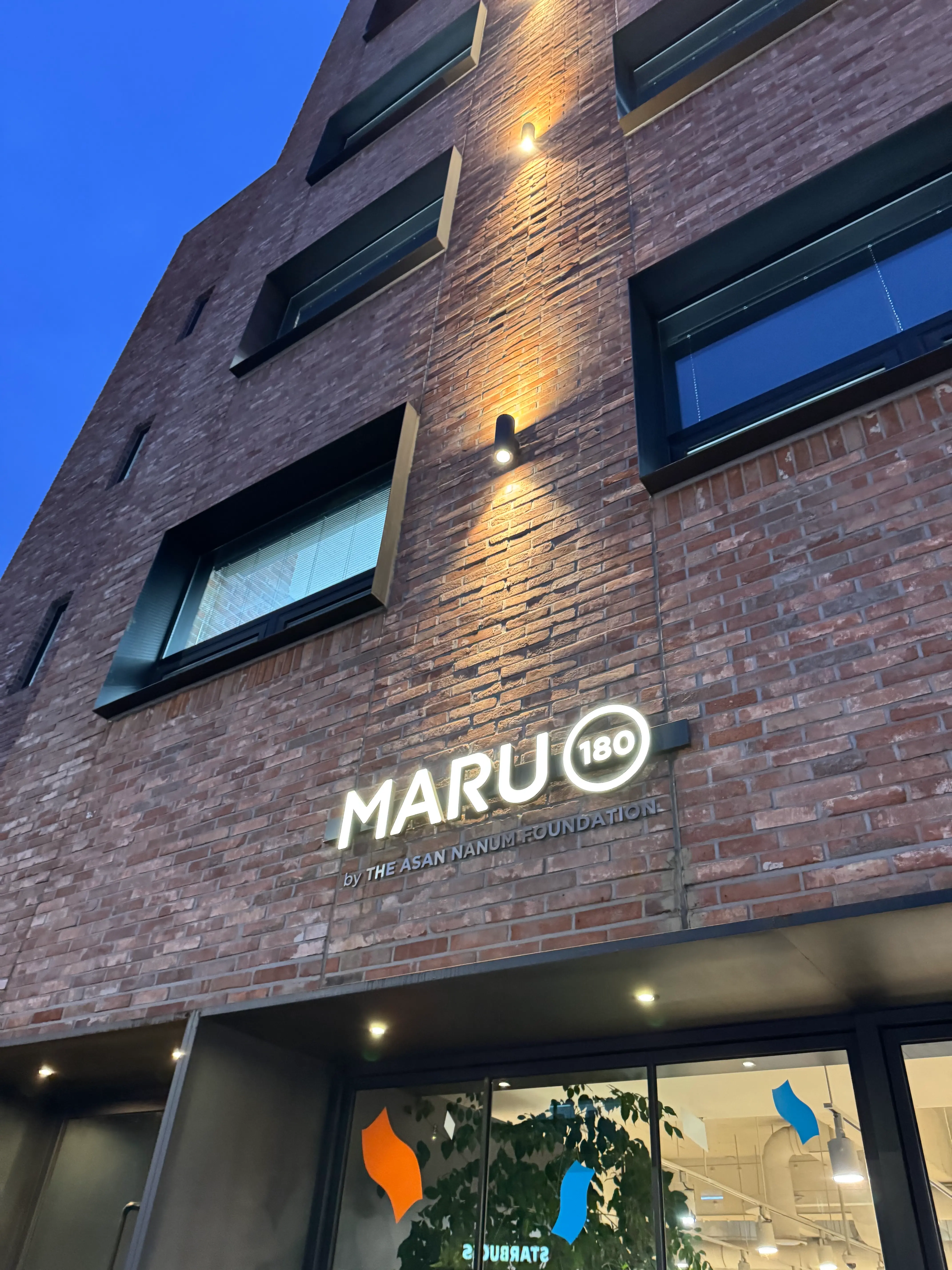 대관해주신 장소는 무려 강남이란 비싼 곳에 위치한 마루180..!